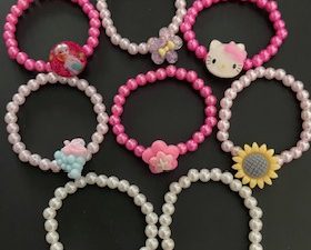 Armbanden met kralen en bedels