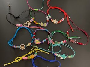 Armbanden met verschillende bedels