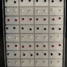 Oorknopjes klein zwart, crème of rood