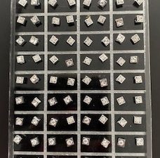 Oorknopjes vierkant blank steentje