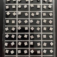 Oorknopjes vierkant met vier blanke steentjes